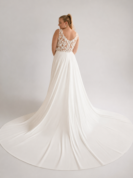 Curvy A-Linien-Brautkleid mit floralem Spitzenoberteil und Schleppe